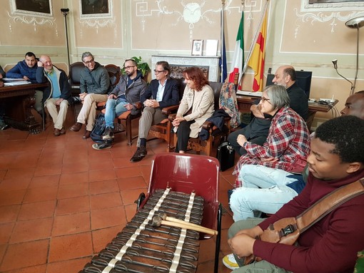 Albenga, incontro tra Amministrazione e i ragazzi della scuola di italiano Albenga, incontro tra Amministrazione e i ragazzi della scuola di italiano