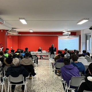 Studenti e futuri marittimi incontrano la Capitaneria di porto, tra navigazione e mondo del lavoro