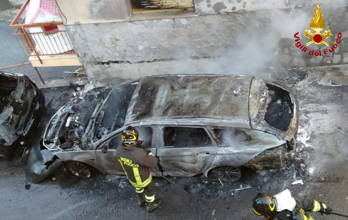 Noli, a fuoco due auto vicino ad un condominio: intervento dei vigili del fuoco (FOTO) Noli, a fuoco due auto vicino ad un condominio: intervento dei vigili del fuoco (FOTO)