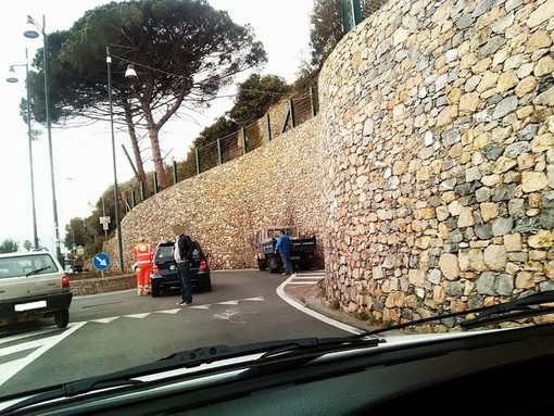 Tamponamento auto-camioncino tra Ceriale e Borghetto: traffico rallentato Tamponamento auto-camioncino tra Ceriale e Borghetto: traffico rallentato