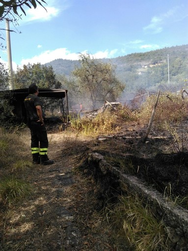 Celle Ligure: incendio di sterpaglie, intervento dei Vigili del Fuoco