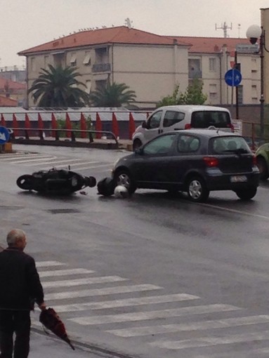 Albenga, scontro tra un auto e una moto sul Ponte Rosso