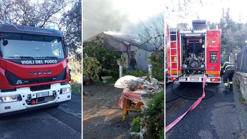Tetto di una casa in fiamme ad Andora, intervengono i Vigili del fuoco