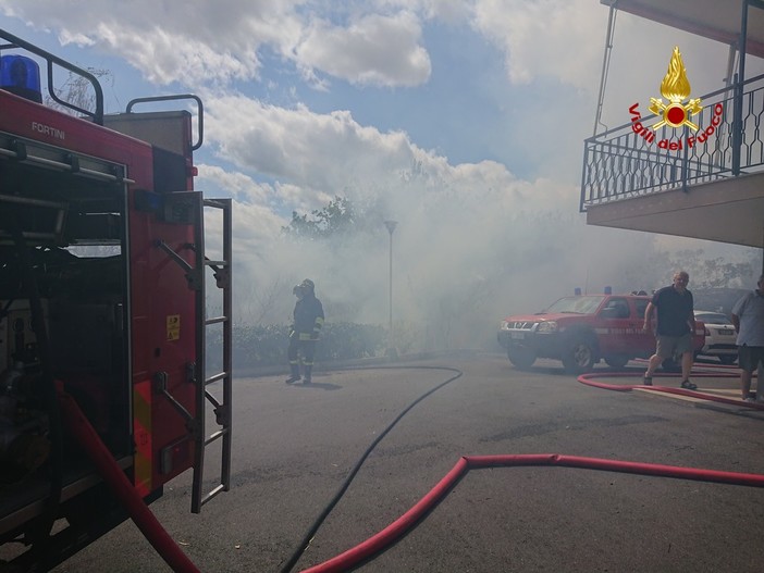 Incendio a Ceriale nei pressi del campo sportivo (FOTO) Incendio a Ceriale nei pressi del campo sportivo (FOTO)