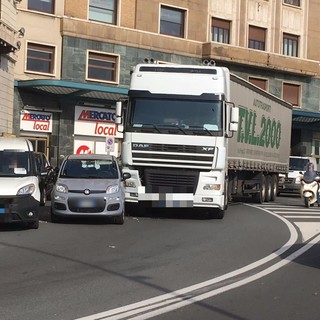 Savona, incidente stradale in corso Mazzini: nessun ferito