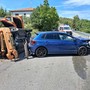 Scontro tra due auto sulla Sp42, una si ribalta su un fianco: donna viene estratta dall'abitacolo