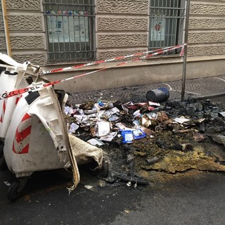La furia del piromane a Savona: 15 bidoni della carta in fiamme