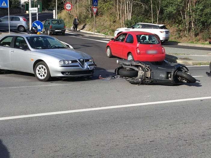 Savona, scontro tra moto e auto sulla via Aurelia: disagi alla viabilità (FOTO)