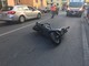 Pietra, perde il controllo della moto per evitare alcuni bambini: motociclista trasportato al Santa Corona