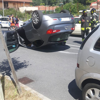 Autovettura si cappotta ad Andora