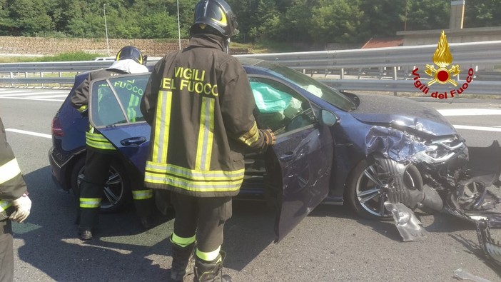 Auto impatta contro il guard-rail nei pressi del casello di Altare Auto impatta contro il guard-rail nei pressi del casello di Altare