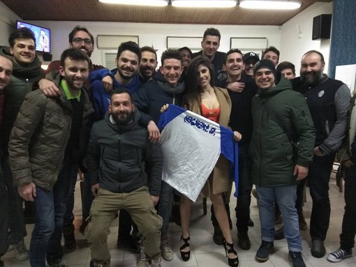 La modella Ines Trocchia fa visita ai calciatori del Plodio La modella Ines Trocchia fa visita ai calciatori del Plodio