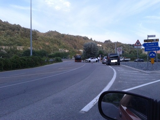 Altare, scontro tra due auto: un ferito al San Paolo di Savona (FOTO) Altare, scontro tra due auto: un ferito al San Paolo di Savona (FOTO)