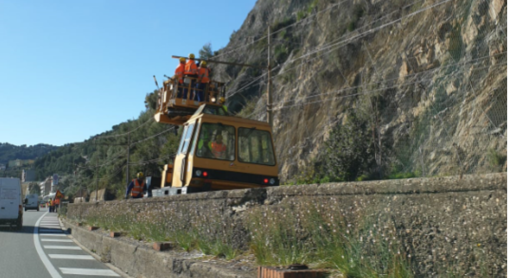 Treni bloccati per un guasto ai cavi elettrici della linea ferroviaria. I tecnici stanno intervenendo Treni bloccati per un guasto ai cavi elettrici della linea ferroviaria. I tecnici stanno intervenendo