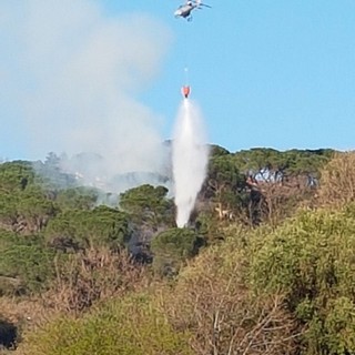 Spento l'incendio a San Bernardino, si indaga sulle cause delle ripartenze: non si escude l'atto di un piromane