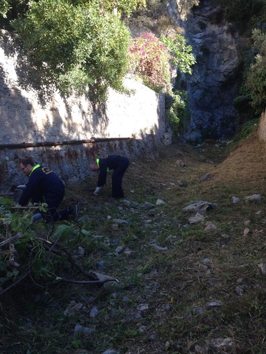 Varigotti, ripulito questa mattina il rio Almareo (FOTO) Varigotti, ripulito questa mattina il rio Almareo (FOTO)