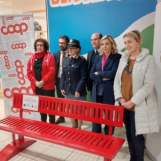 Savona, al centro commerciale "II Gabbiano" di Coop Liguria inaugurata la panchina rossa (FOTO e VIDEO)
