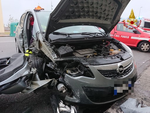 Vado Ligure, auto sbanda sulla via Aurelia: due feriti (FOTO) Vado Ligure, auto sbanda sulla via Aurelia: due feriti (FOTO)