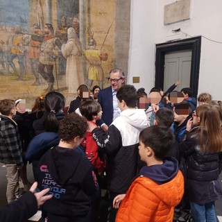 Albenga, il sindaco Tomatis intervistato dai piccoli giornalisti delle scuole di via Paccini