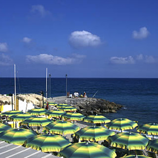 Fumo in spiaggia: chi lo vieterebbe e chi invece invita al reciproco rispetto