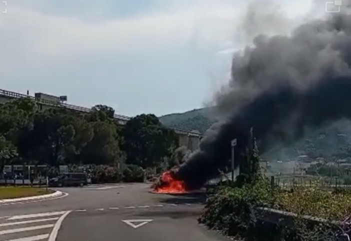Andora, auto in fiamme: intervento dei Vigili del Fuoco