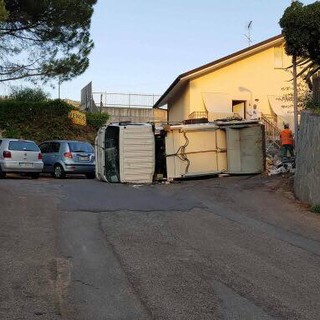 Camion della nettezza urbana si ribalta: paura questa mattina a Ceriale