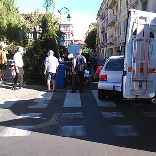 Grave trauma cranico per la donna vittima dell'incidente in Piazza del Popolo ad Albenga