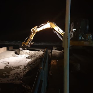 La mareggiata colpisce a Celle: escavatore al lavoro sui rii cellesi