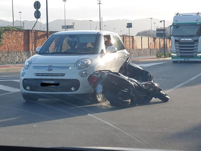 Scontro tra scooter e auto, traffico in tilt in via Stalingrado a Savona. Centauro in codice giallo