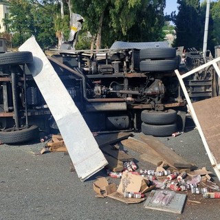 Incidente sull’A10: due furgoni coinvolti, feriti e autostrada chiusa