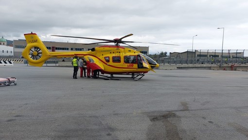 Infortunio sul lavoro a Vado Ligure, 24enne ustionato: trasportato in elisoccorso a Villa Scassi