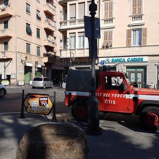 Incendio alla Carige di Albenga, dipendenti fuori, intervento dei Vigili del fuoco