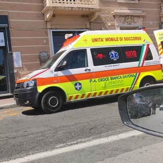 Savona, scooter cerca di evitare auto in svolta e perde l'equilibrio: conducente ricoverato in codice giallo