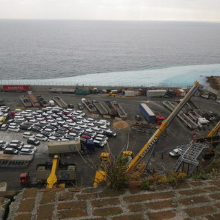 Inquinamento in mare a Savona: macchia biancastra in mare di fronte al Priamar, si tratta di caolite