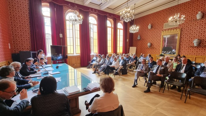 Piano socio sanitario, nel savonese confermati i due punti nascite e i due PPI. Una sola centrale 118 nel ponente Piano socio sanitario, nel savonese confermati i due punti nascite e i due PPI. Una sola centrale 118 nel ponente