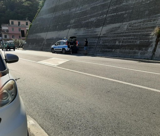 Savona: motociclista schiva un'autovettura ma colpisce una Vespa in transito Savona: motociclista schiva un'autovettura ma colpisce una Vespa in transito