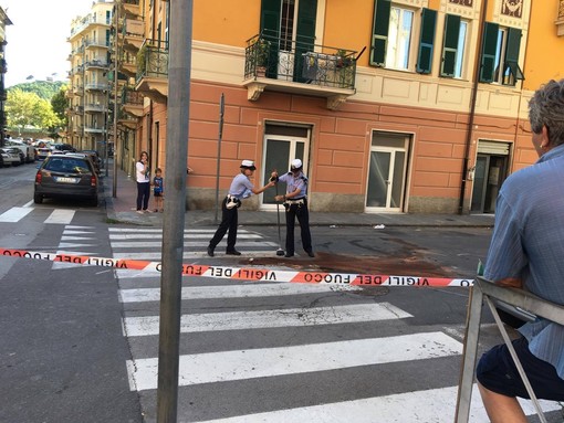 Auto si ribalta in via Fiume a Savona, un ferito Auto si ribalta in via Fiume a Savona, un ferito