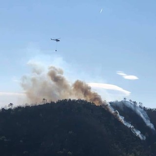 Incendio a Cogoleto, l'assessore regionale Mai: "Speriamo di riuscire a fermare questa brutta bestia" (FOTO e VIDEO)