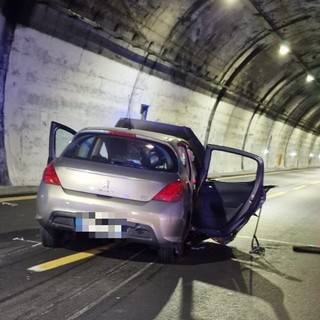 Auto sbanda in galleria: incidente sulla A10 poco dopo Pietra Ligure, due feriti