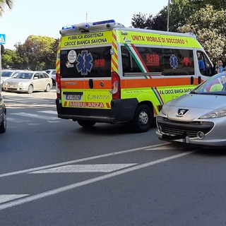 Savona, investimento pedonale in via Nizza: un ferito lieve (FOTO)