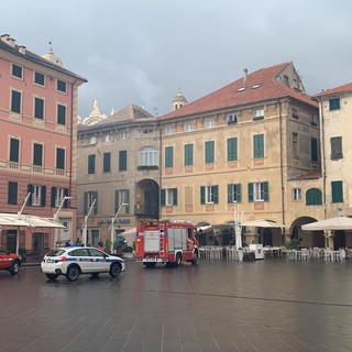 Finale, denso fumo da un tetto nel centro storico di Marina. Intervento dei Vigili del fuoco (FOTO e VIDEO)