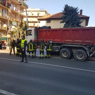 Camion fuori strada a Borghetto: riaperta l'Aurelia
