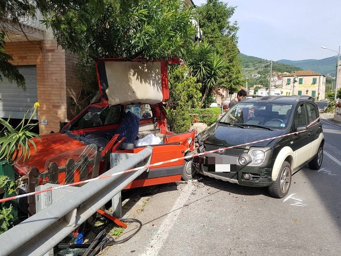 Calice, scontro tra due auto: un codice giallo al Santa Corona (FOTO)