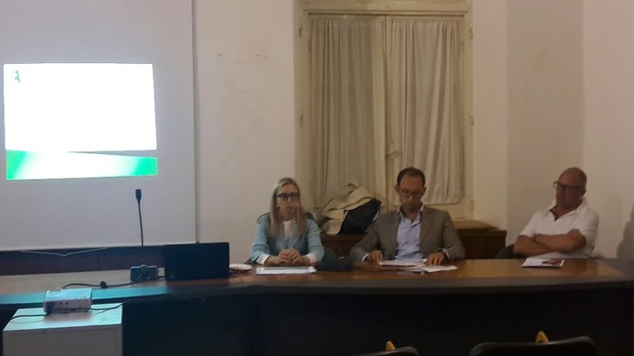 Rivoluzione raccolta differenziata per i negozi di Finalmarina, al via oggi il progetto pilota "Ecostop" Rivoluzione raccolta differenziata per i negozi di Finalmarina, al via oggi il progetto pilota "Ecostop"