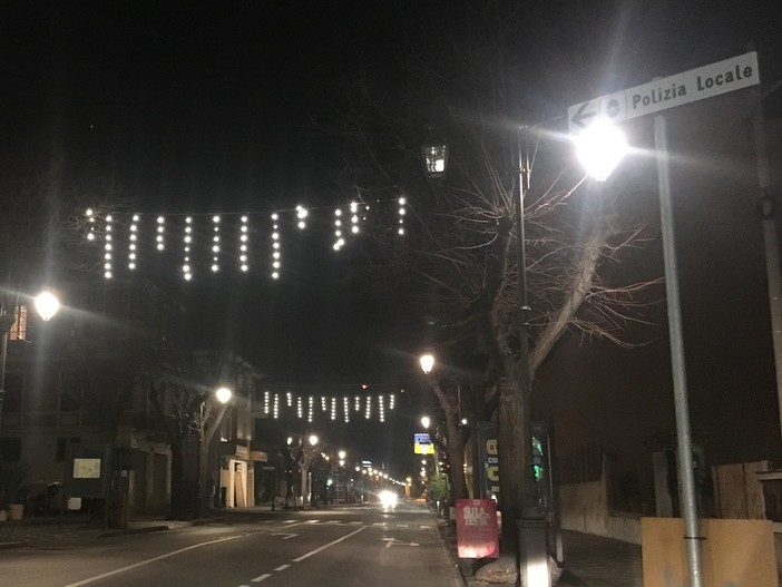 Albenga, Perrone (FI): "Luminarie natalizie 'razziste' in viale Pontelungo?" Albenga, Perrone (FI): "Luminarie natalizie 'razziste' in viale Pontelungo?"
