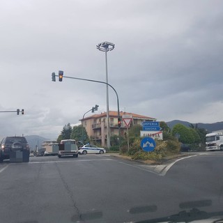 Incidente all'incrocio di via del Cristo ad Albenga, grave un motociclista