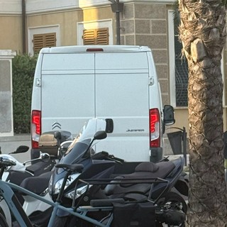 Un mezzo impegnato nella manovra d'inversione a causa del passaggio a livello bloccato