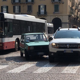 Savona, scontro tra due auto tra Piazza Mameli e via Paleocapa, nessun ferito