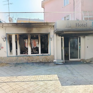 L'incendio dell'ex Hotel La Vela L'incendio dell'ex Hotel La Vela