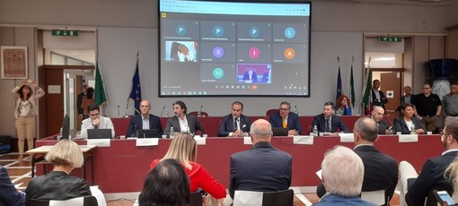 Rigassificatore, Toti dopo l'incontro in Provincia: "Previsto dal Piano energetico nazionale, da presidente sono favorevole per il bene della Liguria e del Paese"